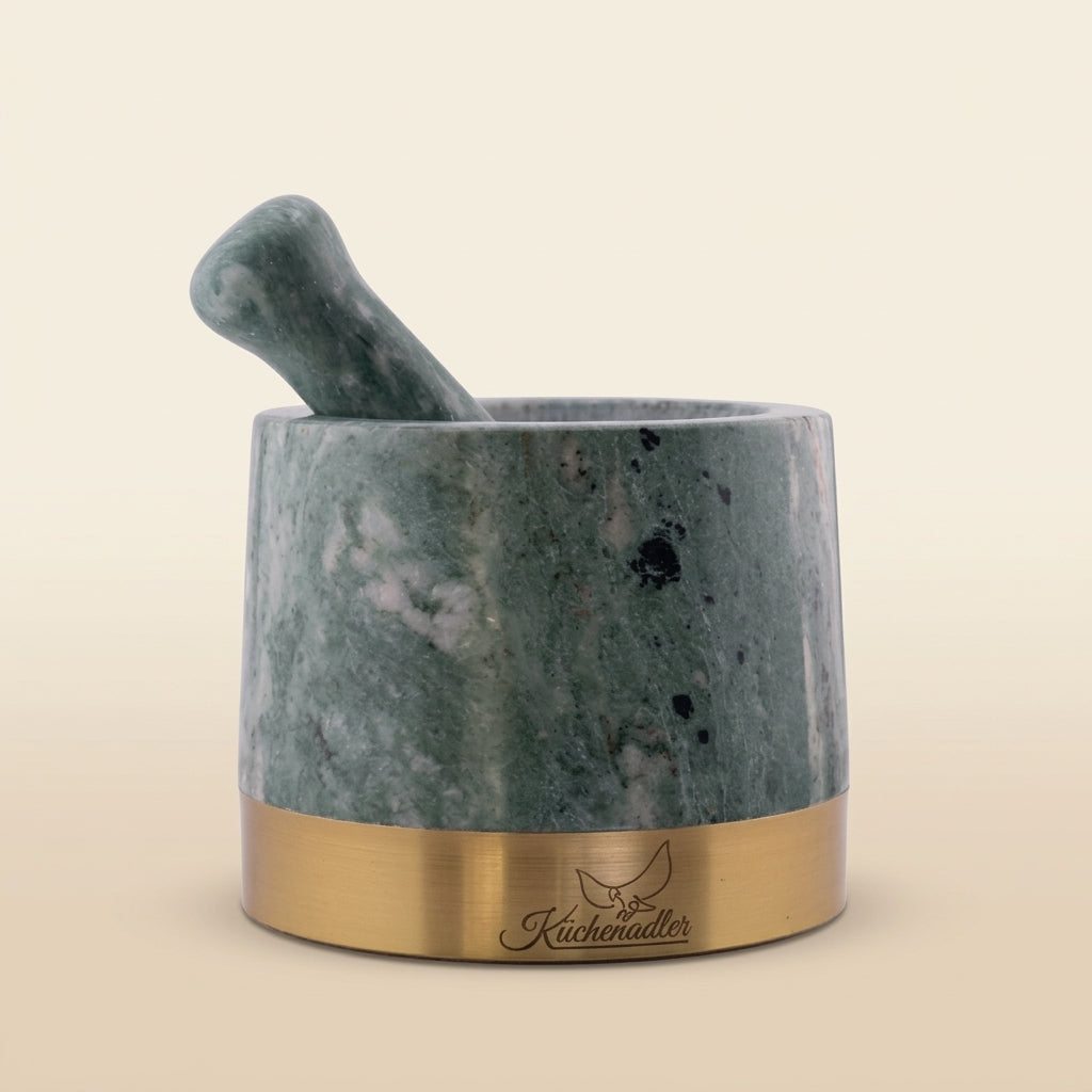 Küchenadler Green Ming Marmormörser mit Stößel, grün-weißer Maserung, dunklen Einschlüssen und Messingsockel mit Logo