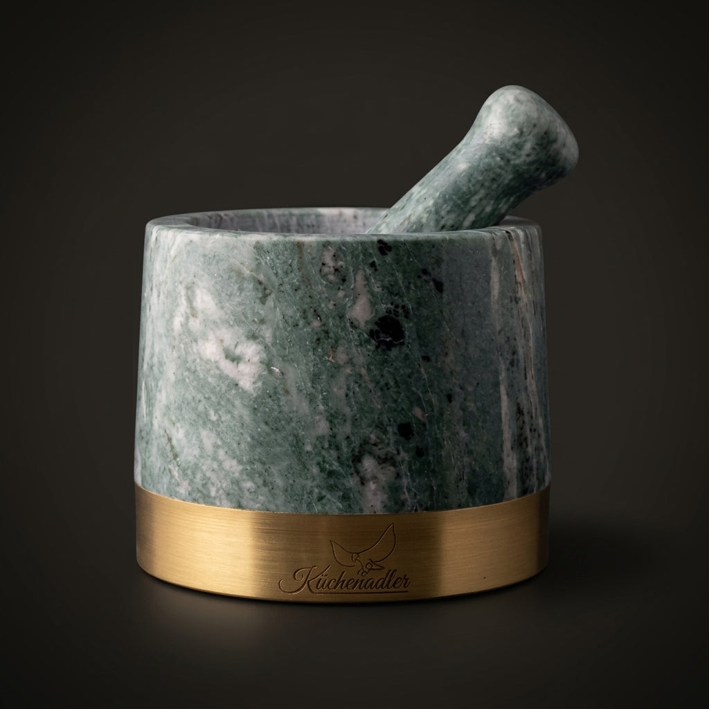 Küchenadler Green Ming Marmormörser Nr. 74 mit Stößel und Messingsockel, grün-weißer Maserung und markanten dunklen Einschlüssen