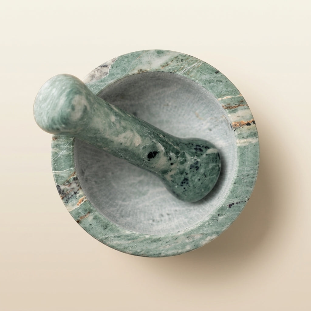 Green Ming Marmormörser Nr. 74 von oben mit rauer Innenfläche, gemasertem Stößel und feinen goldbraunen Adern am Rand